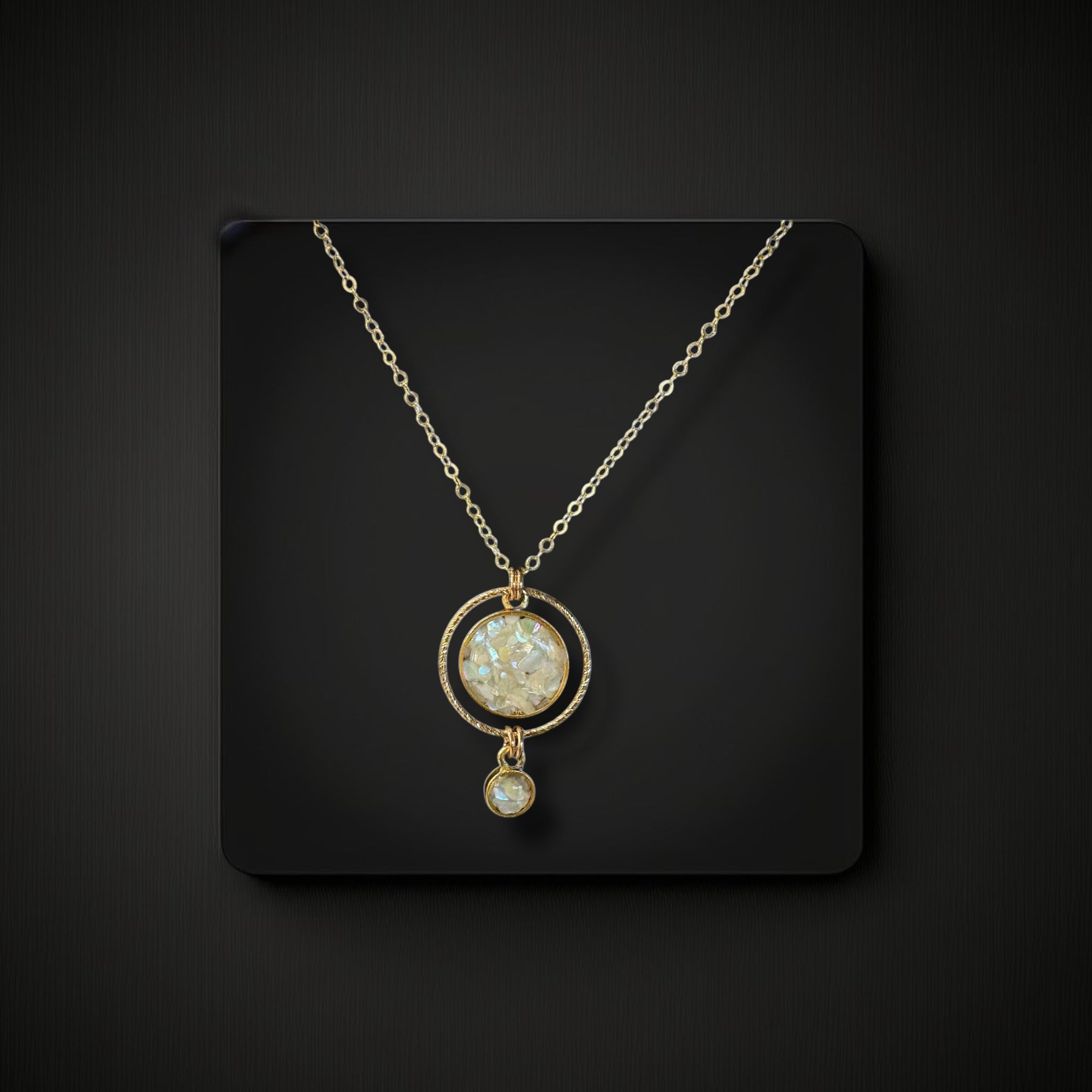 Swing Necklace -Mother of Pearl